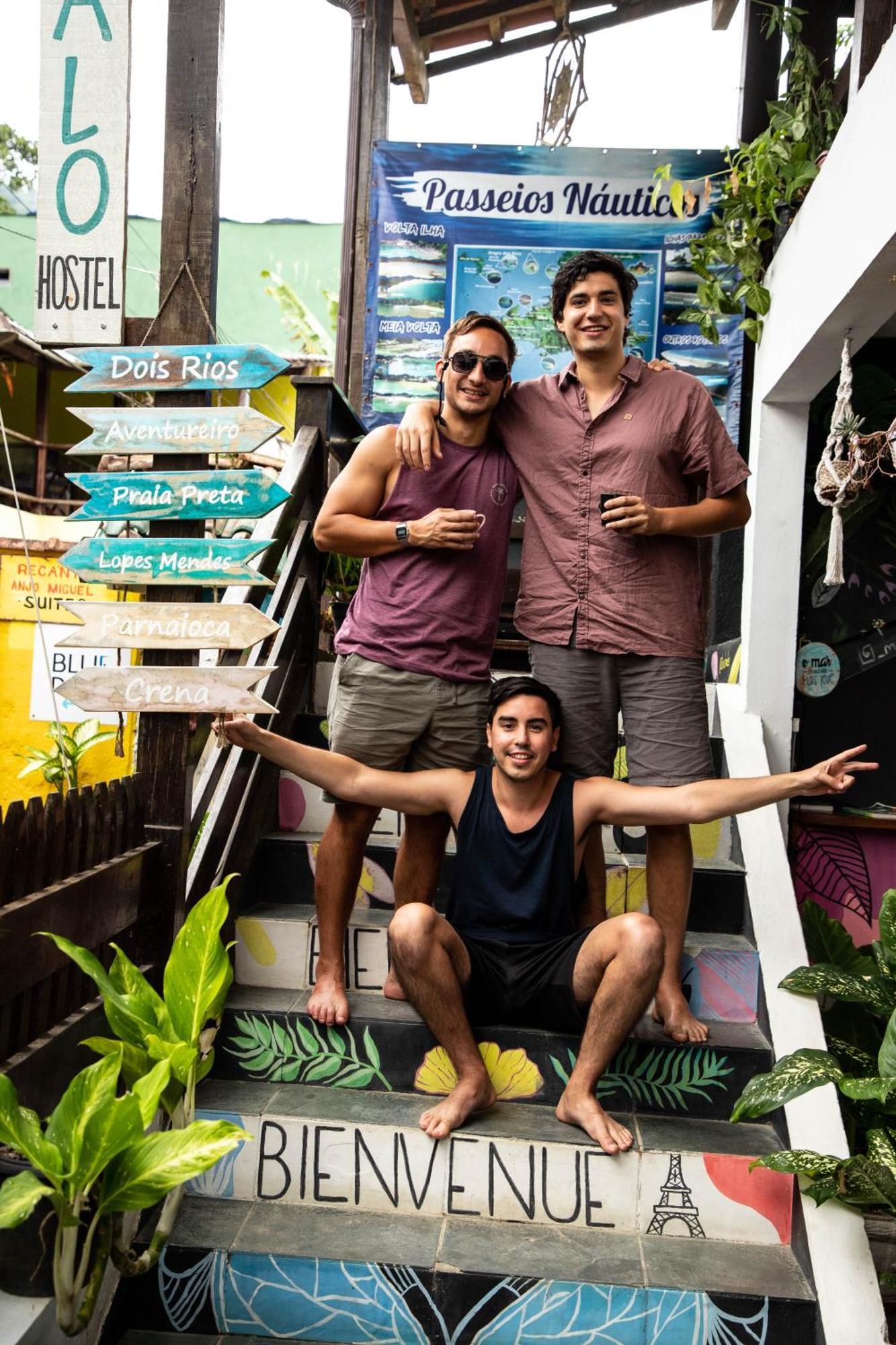Mahalo Hostel Vila do Abraao Bagian luar foto